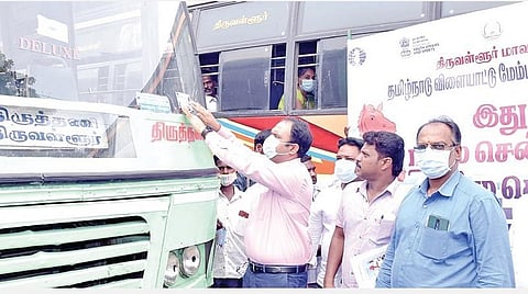 தமிழ்நாடு விளையாட்டு மேம்பாட்டு ஆணையம் சார்பில், திருவள்ளூர் மாவட்ட ஆட்சியர் ஆல்பி ஜான் வர்கீஸ் நேற்று திருவள்ளூர் பேருந்து நிலையத்தில் வாகனங்களில் விழிப்புணர்வு ஒட்டு வில்லைகளை ஒட்டி, பொதுமக்களிடையே விழிப்புணர்வு ஏற்படுத்தினார்.