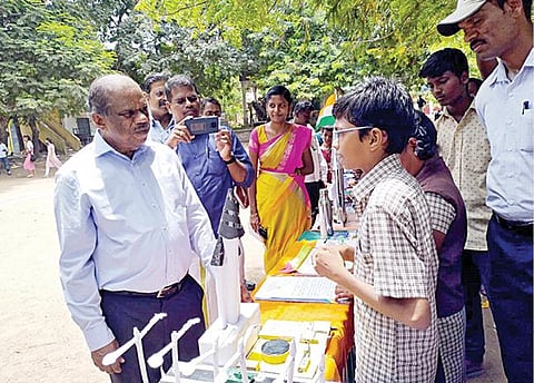 மாணவர்களின் அறிவியல் மற்றும் தொழில்நுட்ப மாதிரிகள் இடம்பெற்ற கண்காட்சியை டிஆர்டிஓ விஞ்ஞானி சிவதாணு பிள்ளை ஆர்வத்தோடு பார்வையிட்டார்.