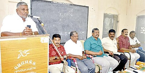 புதுக்கோட்டையில் நடைபெற்ற தமிழ்நாடு உயர்நிலை- மேல்நிலைப் பள்ளித் தலைமை ஆசிரியர் சங்கத்தின் மாவட்டப் பொதுக் குழுக் கூட்டத்தில் பேசுகிறார் மாநிலப் பொதுச் செயலாளர் மு.மாரிமுத்து.