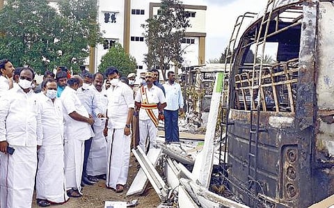 தனியார் பள்ளியில் நடந்த தாக்குதலில் சேதமடைந்த வாகனத்தை நேற்று ஆய்வு செய்த அமைச்சர்கள் எ.வ.வேலு, அன்பில் மகேஷ் பொய்யாமொழி, கணேசன். உடன் மாவட்ட ஆட்சியர் தர் உள்ளிட்டோர்.