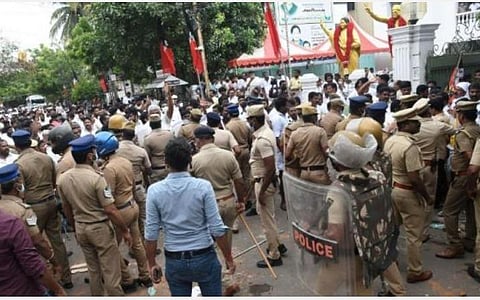 அதிமுக தலைமை அலுவலகத்தில் நடந்த மோதல் ஓபிஎஸ், இபிஎஸ் ஆதரவாளர்கள் ஆஜராக சம்மன்: போலீஸார் இன்றும், நாளையும் விசாரணை