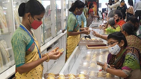 தங்கம் விலை குறைவு: இன்றைய நிலவரம் என்ன?