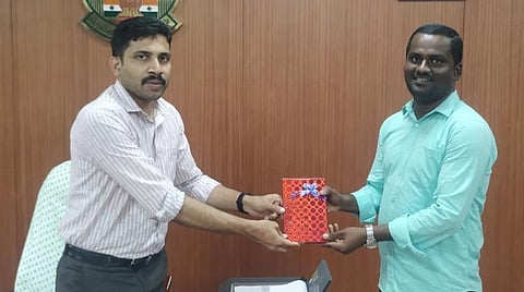 தமிழ்நாடு அரசுப் பணியாளர் தேர்வாணையம் நடத்திய தேர்வில் பழங்குடியினர் பிரிவில் மாநில அளவில் சிறப்பிடம் பெற்ற செந்தில்குமாரை பாராட்டும் திருப்பூர் மாவட்ட ஆட்சியர் சு.வினீத்.