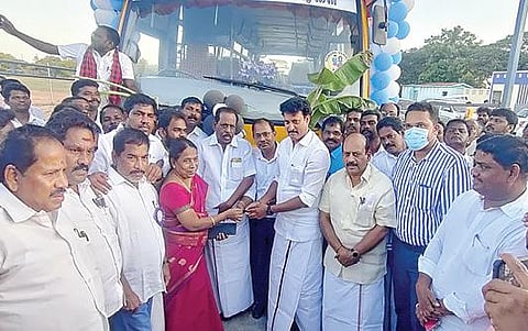 சூனாம்பேடு அரசு மேல்நிலைப் பள்ளிக்கு முன்னாள் மாணவர் பேரவை சங்கம் சார்பில் வழங்கப்பட்ட பேருந்தை பள்ளிக்கல்வித் துறை அமைச்சர் அன்பில் மகேஸ் பொய்யாமொழி, பள்ளி நிர்வாகத்திடம் ஒப்படைத்தார்.