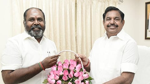 அதிமுக இடைக்காலப் பொதுச் செயலாளர் பழனிசாமியிடம் வாழ்த்து பெற்றார், சட்டப்பேரவை எதிர்க்கட்சித் துணைத் தலைவராக தேர்வு செய்யப்பட்டுள்ள ஆர்.பி.உதயகுமார்.