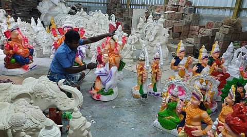 விநாயகர் சதுர்த்தியை முன்னிட்டு மதுரை விளாச்சேரியில் விநாயகர் சிலை உருவாக்கும் பணியில் ஈடுபட்டுள்ள மண்பாண்ட கைவினைக்கலைஞர்