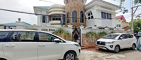 வருமான வரித்துறை அதிகாரிகள் சோதனை நடத்திய மதுரை அவனியாபுரம் பகுதியிலுள்ள கட்டுமான நிறுவன உரிமையாளரின் வீடு.