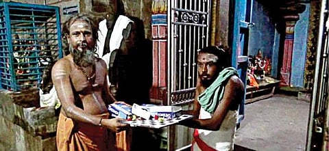 நீடாமங்கலத்தை அடுத்த பூவனூர் சதுரங்க வல்லபநாதர் கோயிலில் சதுரங்க பலகையை வைத்து சிறப்பு பூஜை நடத்திய திருவடிக்குடில் சுவாமிகள்.