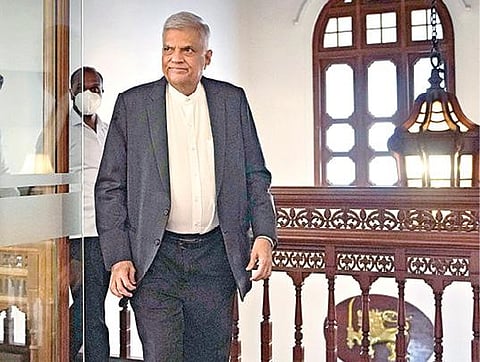இலங்கையின் புதிய அதிபராக நேற்று தேர்ந்தெடுக்கப்பட்ட பிறகு செய்தியாளர்களிடம் பேசுவதற்காக வந்த ரணில் விக்ரமசிங்க. படம்: பிடிஐ