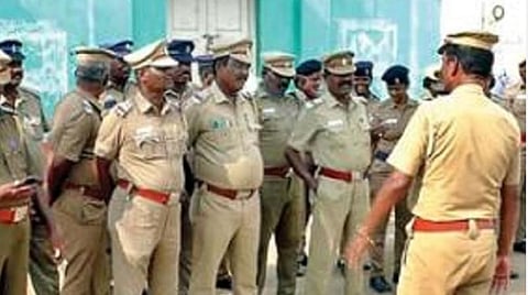 தி.மலை அருகே பாதுகாப்பு பணியில் ஈடுபட்டுள்ள காவல் துறையினர்.