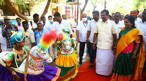 ஆளுநர் தமிழிசை புதுச்சேரி கிருகம்பாக்கம் தொடக்கப் பள்ளியை பார்வையிட சென்றபோது கலைநிகழ்ச்சிகள் நடத்தி வரவேற்கும் பள்ளி மாணவர்கள்.