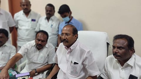 நாமக்கல் மாவட்ட அதிமுக அலுவலகத்தில் மின் கட்டண உயர்வு தொடர்பாக பேட்டியளித்த முன்னாள் அமைச்சர் பி. தங்கமணி. அருகில் பரமத்தி வேலூர் எம்எல்ஏ சேகர்.