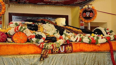 22-ம் நாளில் இளம் மஞ்சள் நிறப் பட்டாடையில் பக்தர்களுக்கு சயன கோலத்தில் அருள்பாலித்த அத்தி வரதர்