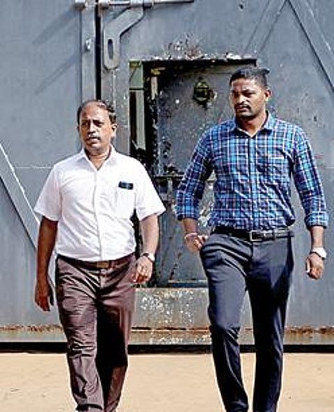 சிறப்பு முகாமில் நேற்று விசாரணை நடத்தி விட்டுவரும் அமலாக்கப் பிரிவு அதிகாரிகள். படம்: ஜி.ஞானவேல்முருகன்