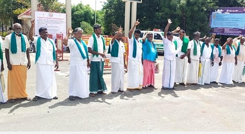 அரியலூர் ஆட்சியர் அலுவலகம் முன்பு ஆர்ப்பாட்டத்தில் ஈடுபட்ட விவசாயிகள்.