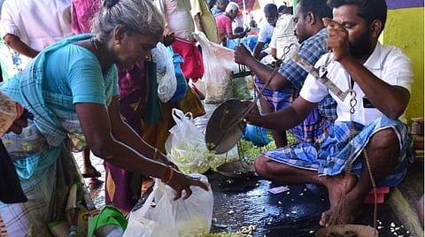 மதுரை உள்ளூர் சந்தையில் கனஜோராக நடைபெறும் மல்லிகைப்பூ விற்பனை.