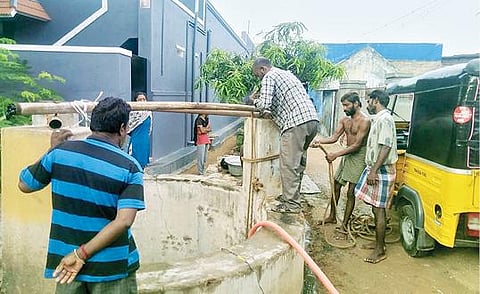 ஆம்பூர் அடுத்த வெங்கடசமுத்திரம் ஊராட்சியில் சிதிலமடைந்த தெரு கிணற்றை புனரமைக்கும் பணியில் ஈடுபட்ட ஊராட்சி நிர்வாகத்தினர்.