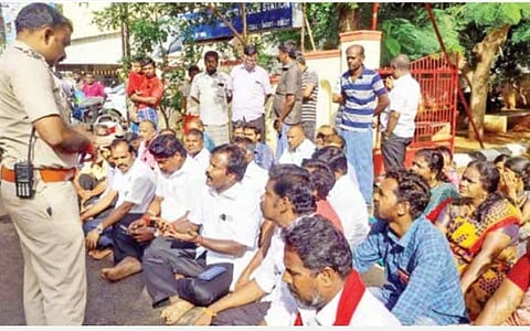 திமுக கவுன்சிலர் தலைமையில் எடமலைப்பட்டி புதூரில் காவல்நிலையம் முன் போராட்டம்