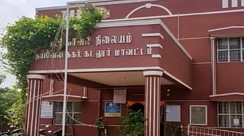 நெய்வேலி அருகே பட்டப்பகலில் வீட்டை உடைத்து 40 பவுன் நகை திருட்டு