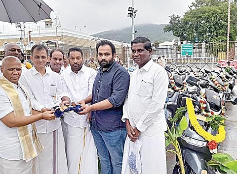 திருமலை திருப்பதி தேவஸ்தானத்திற்கு டிவிஎஸ் நிறுவனம் நேற்று ரூ.30 லட்சம் மதிப்பிலான 25 எலக்ட்ரிக் பைக்குகளை காணிக்கையாக வழங்கியது.