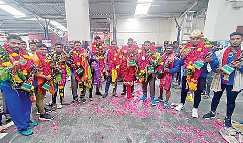 மாலத்தீவில் நடைபெற்ற ஆசிய பாடி பில்டிங் போட்டியில் பதக்கங்கள் குவித்த இந்திய அணியில் இடம் பெற்ற தமிழக வீரர்கள்.