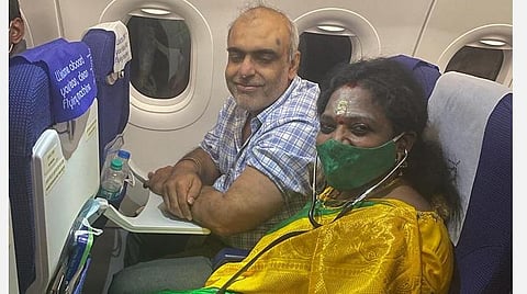 விமானத்தில் மயங்கிய சக பயணி: முதலுதவி சிகிச்சை அளித்த ஆளுநர் தமிழிசை