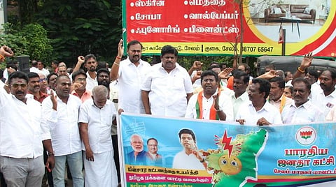 மின்சார கட்டண உயர்வை கண்டித்து சேலம் ஆட்சியர் அலுவலகம் முன்பு பாஜகவினர் ஆர்ப்பாட்டம்.