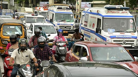 சாலைப் பள்ளங்களால் தாமதமாகும் ஆம்புலன்ஸ் பயணம்: சென்னை மாநகராட்சியின் விளக்கம் என்ன?