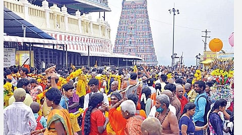 ஆடி கிருத்திகையை முன்னிட்டு திருத்தணி முருகன் கோயிலில் லட்சக்கணக்கில் பக்தர்கள் குவிந்தனர்: காவடி எடுத்து வந்து சுவாமி தரிசனம்