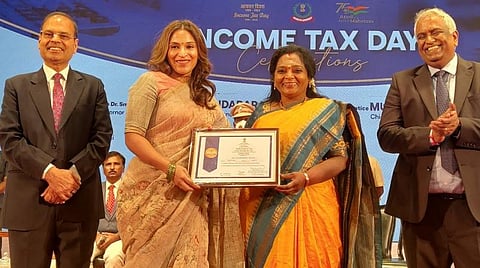 தமிழ்நாட்டில் அதிக வரி செலுத்தும் நடிகர் ரஜினி - துணை ஆளுநர் கையால் விருது பெற்ற ஐஸ்வர்யா