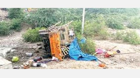 அருப்புக்கோட்டை அருகே உள்ள வேலாயுதபுரம் விலக்கு பகுதியில் பள்ளத்தில் கவிழ்ந்த சரக்கு வேன்.