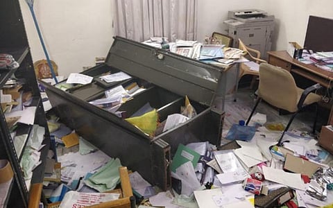 அதிமுக அலுவலகத்தில் முக்கிய ஆவணங்கள் கொள்ளை புகார்: ஓபிஎஸ் மீது வழக்குப் பதிவது குறித்து காவல் அதிகாரிகள் சட்ட ஆலோசனை