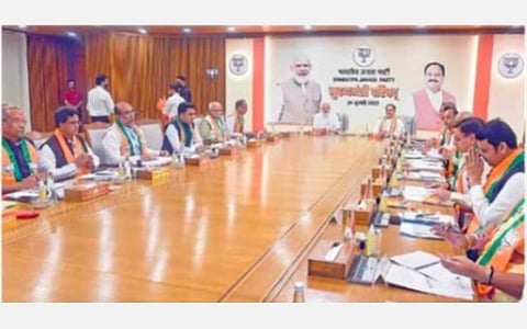 பாஜக ஆளும் மாநில முதல்வர்களின் கூட்டம் டெல்லியிலுள்ள பாஜக தலைமை அலுவலகத்தில் நேற்று நடைபெற்றது. கூட்டத்தில் பிரதமர் நரேந்திர மோடி, கட்சியின் தேசியத் தலைவர் ஜே.பி. நட்டா உள்ளிட்டோர் கலந்து கொண்டனர். படம்: பிடிஐ