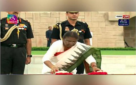 மகாத்மா காந்தி நினைவிடத்தில் திரவுபதி முர்மு மரியாதை