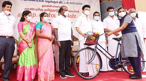 11-ம் வகுப்பு மாணவர்களுக்கு மிதிவண்டிகள் வழங்கும் திட்டம்: முதல்வர் ஸ்டாலின் தொடங்கி வைத்தார்