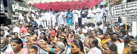 மின்கட்டணம், சொத்துவரி உயர்வைக் கண்டித்து அதிமுக மாவட்ட செயலாளர் சிட்லபாக்கம் ராஜேந்திரன் தலைமையில் தாம்பரத்தில் நேற்று ஆர்ப்பாட்டம் நடைபெற்றது. படம்: எம்.முத்துகணேஷ்