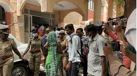 சின்னசேலம் அருகே கனியாமூரில் பள்ளி மாணவி மரண வழக்கில் கைது செய்யப்பட்டவர்களை போலீஸ் விசாரணைக்கு சிபிசிஐடி போலீஸார் அழைத்து சென்றனர்.