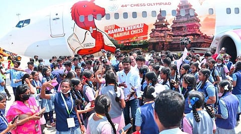 சென்னை செஸ் ஒலிம்பியாட்: விமானத்தில் பறந்த அரசுப் பள்ளி மாணவர்கள்