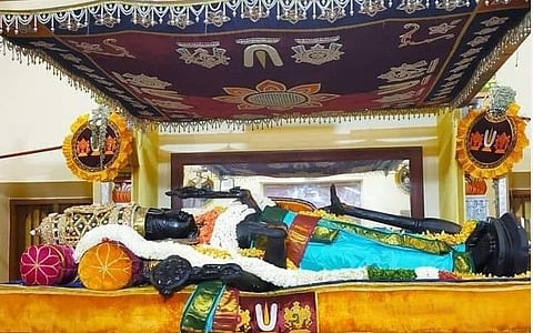28-வது நாளில் இளம் நீல நிறப் பட்டாடையில் பக்தர்களுக்கு சயன கோலத்தில் அருள்பாலித்த அத்தி வரதர்.