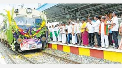 ஜோலார்பேட்டை-திருப்பதி பயணிகள் ரயில் நேற்று முதல் மீண்டும் இயக்கப்பட்டது.