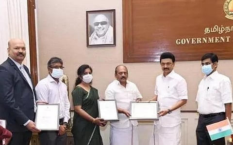 புத்தொழில் நிறுவனங்களுக்கு ஆதரவு; தமிழகத்துக்கு லீடர் விருது: முதல்வரிடம் வாழ்த்து பெற்ற அமைச்சர்