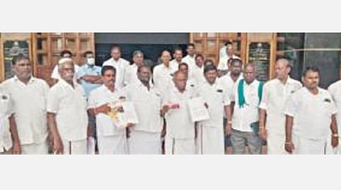 வசிஷ்ட நதி, அதனைச் சேர்ந்த ஏரிகளில் ரசாயனக் கழிவு நீரை கலக்கவிடும் விதைப்பண்ணைகள், ஜவ்வரிசி ஆலைகள் மீது நடவடிக்கை எடுக்கக்கோரி, தலைவாசல் ஒன்றியத்தைச் சேர்ந்த ஊராட்சித் தலைவர்கள், விவசாயிகள் உள்ளிட்டோர் சேலம் ஆட்சியர் அலுவலகத்தில் மனு அளித்தனர்.