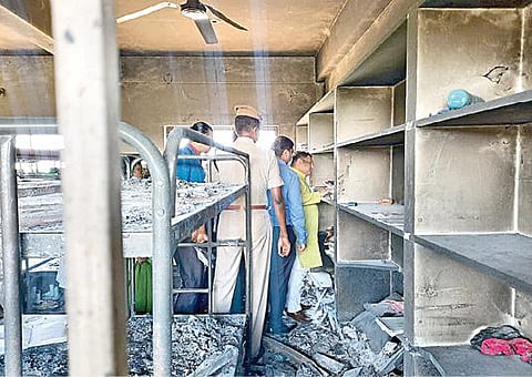 உயிரிழந்த மாணவி தங்கியிருந்த அறையில் சோதனையிடும் தேசிய குழந்தைகள் உரிமைகள் பாதுகாப்பு ஆணையத்தின் தலைவர் பிரியங் கானூங்கோ தலைமையிலான குழுவினர்.