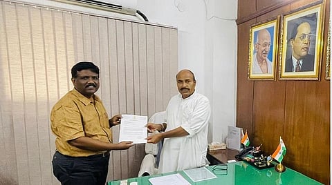 விழுப்புரம் தொகுதி எம்.பி.ரவிக்குமார், மத்திய சமூக நீதித் துறை அமைச்சர் வீரேந்திரா குமாரை நேரில் சந்தித்து மனு அளித்தார்.
