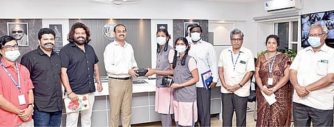கோவை ஒத்தக்கால் மண்டபம் அரசு மேல்நிலைப்பள்ளி மாணவிகளிடம் செயற்கை முப்பரிமாண கருவிகளை மாவட்ட ஆட்சியர் ஜி.எஸ்.சமீரன் வழங்கினார். அருகில், மாவட்ட முதன்மைக் கல்வி அலுவலர் பூபதி, மாவட்ட கல்வி அலுவலர் ரமேஷ் மற்றும் பலர் உள்ளனர்.
