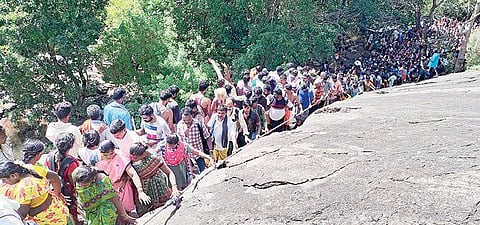 ஆடி அமாவாசையை முன்னிட்டு சுவாமி தரிசனம் செய்வதற்காக வழுக்குப்பாறை வழியாக சதுரகிரி மலையேறும் பக்தர்கள்.