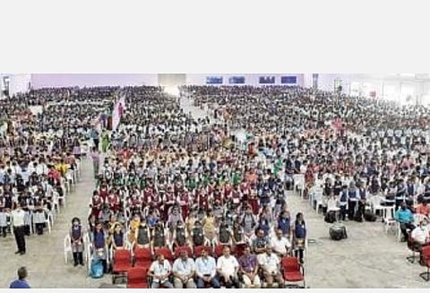 கோவை புத்தக திருவிழாவில் ஒரே நேரத்தில் திருக்குறள் வாசித்த 5,000 மாணவர்கள்
