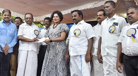 புதுக்கோட்டையில் ஆட்சியர் கவிதா ராமு தலைமையில் நடைபெற்ற நிகழ்ச்சியில் புத்தக விழாவைத் தொடங்கிவைத்து மாநில சட்டத் துறை அமைச்சர் எஸ்.ரகுபதி புத்தகம் வாங்குவதற்கு முதல்கட்டமாக ரூ.1 லட்சத்துக்கான காசோலையை வழங்கினார்.