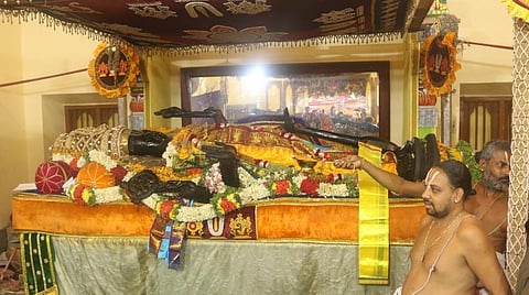 30-ம் நாளில் மஞ்சள் நிறப் பட்டாடையில் பக்தர்களுக்கு சயன கோலத்தில் அருள்பாலித்த அத்தி வரதர்