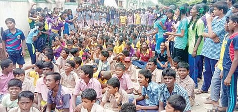 திருவண்ணாமலை அருகே வகுப்புகளை புறக்கணித்து நேற்று தர்ணாவில் ஈடுபட்ட மாணவர்கள்.